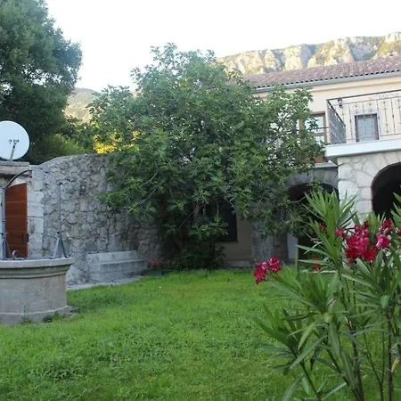 Geraeumige Mit Drei Schlafzimmern Und Einem Ruhigen Garten Holiday home