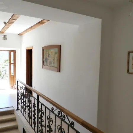 Geraeumige Mit Drei Schlafzimmern Und Einem Ruhigen Garten Σπίτι διακοπών