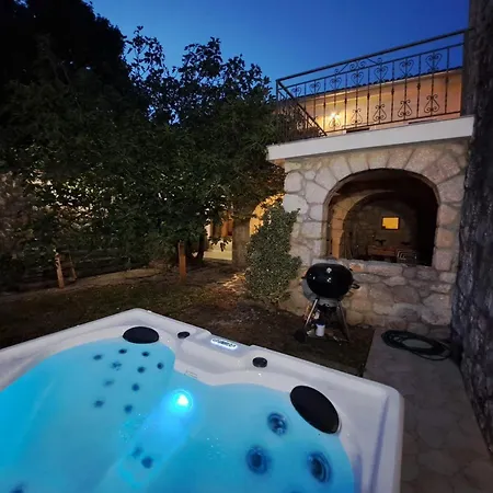 Holiday home Geraeumige Mit Drei Schlafzimmern Und Einem Ruhigen Garten Grizane-Belgrad