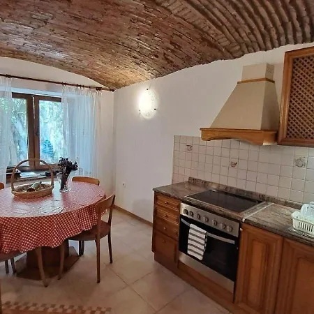 Geraeumige Mit Drei Schlafzimmern Und Einem Ruhigen Garten Holiday home Grizane-Belgrad