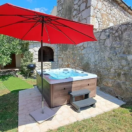 Geraeumige Mit Drei Schlafzimmern Und Einem Ruhigen Garten Grižane