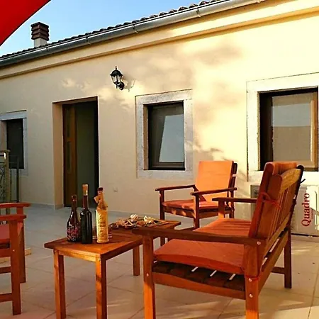 Geraeumige Mit Drei Schlafzimmern Und Einem Ruhigen Garten Holiday home Grizane-Belgrad