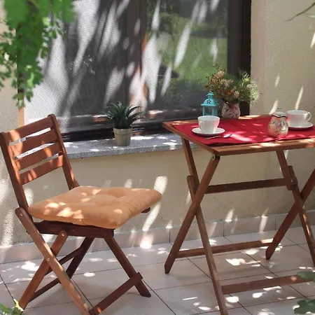 Geraeumige Mit Drei Schlafzimmern Und Einem Ruhigen Garten Σπίτι διακοπών